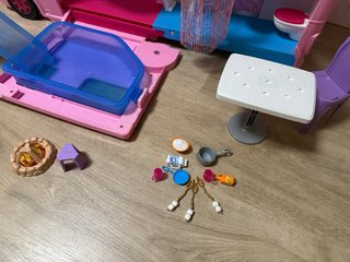 Caravana Barbie con piscina y accesorios