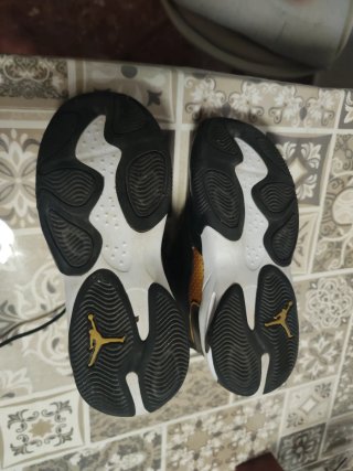 Zapatillas Jordan Max Aura 4 Negras y Doradas