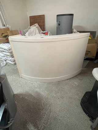 Mostrador, barra,recibidor. Semi circular.