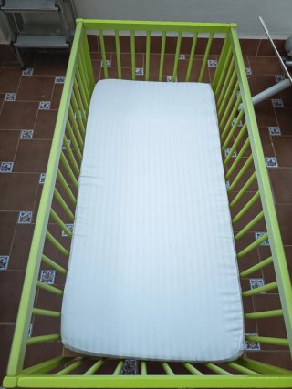 Cuna Ikea bebé con colchón y funda