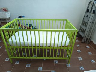 Cuna Ikea bebé con colchón y funda