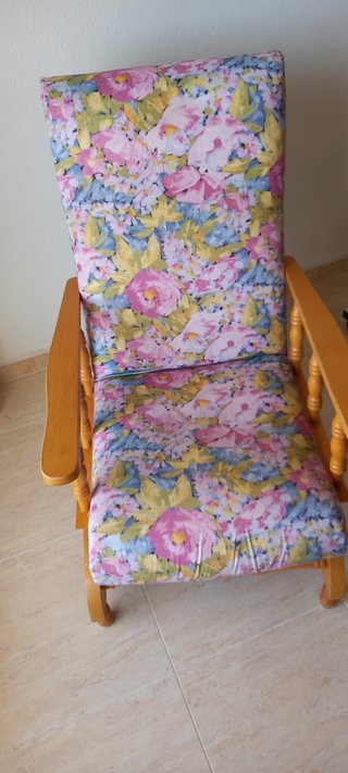 Sillón balancín estampado floral
