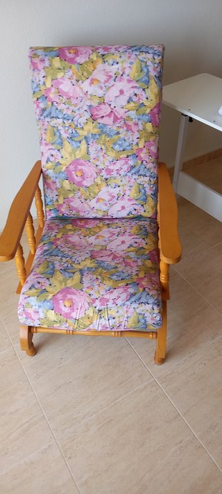 Sillón balancín estampado floral