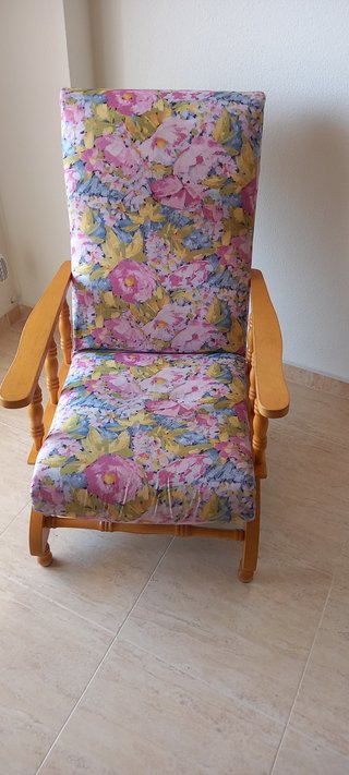 Sillón balancín estampado floral