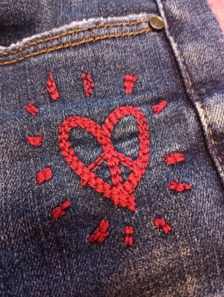 Pantalón vaquero con bordado de corazón