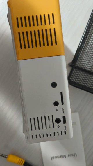 Proyector Mini YG300 Meer Amarillo con soporte