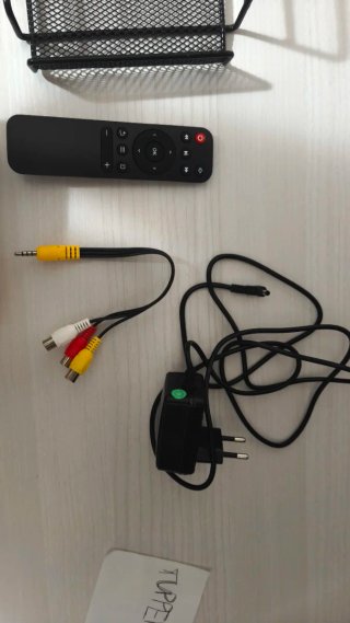 Proyector Mini YG300 Meer Amarillo con soporte