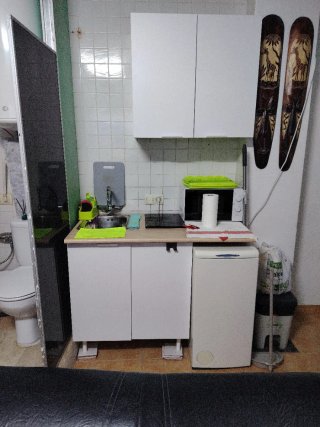 Cocina pequeña con accesorios