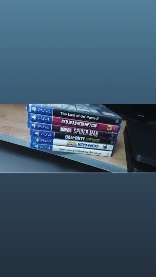 Consola PS4 Negra + 5 Juegos  precio negociable