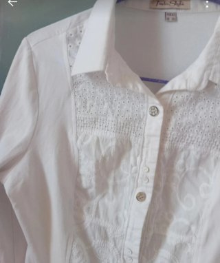 Blusa blanca bordada Talla M