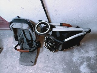 Silla de paseo gris con detalles marrones