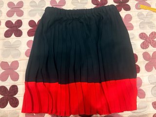 Falda plisada negra y roja