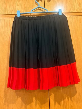 Falda plisada negra y roja