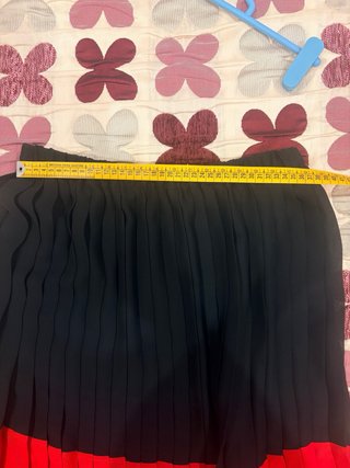 Falda plisada negra y roja