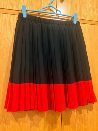 Falda plisada negra y roja