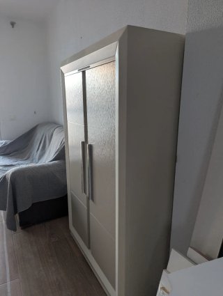 Mueble de salón beige y blanco