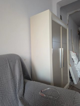 Mueble de salón beige y blanco
