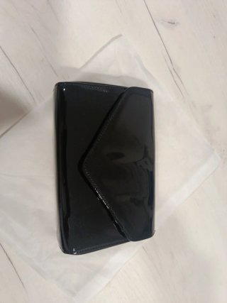 Bolso negro con cadena dorada
