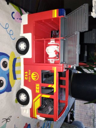 Camión de bomberos Playmobil con luces y sirena.