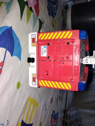 Camión de bomberos Playmobil con luces y sirena.