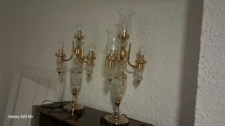 Lámpara de mesa dorada de cristal