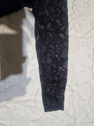Vestido negro con mangas de encaje