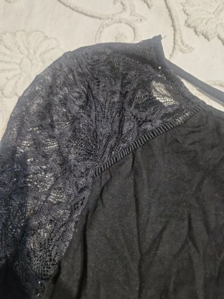Vestido negro con mangas de encaje