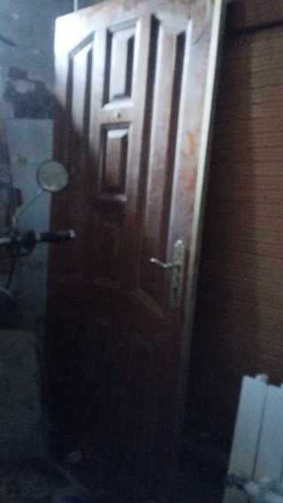 Puerta de entrada madera con cerradura