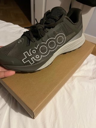 Zapatillas de correr verdes y blancas