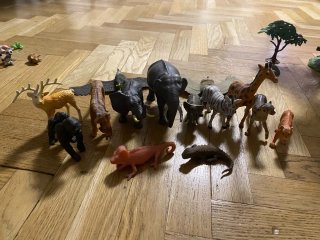 Preciosa Cabaña árbol con animales y árboles