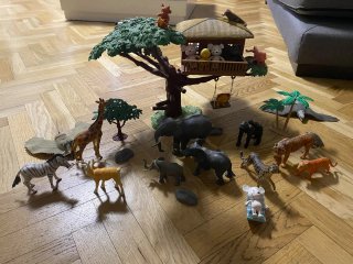 Preciosa Cabaña árbol con animales y árboles