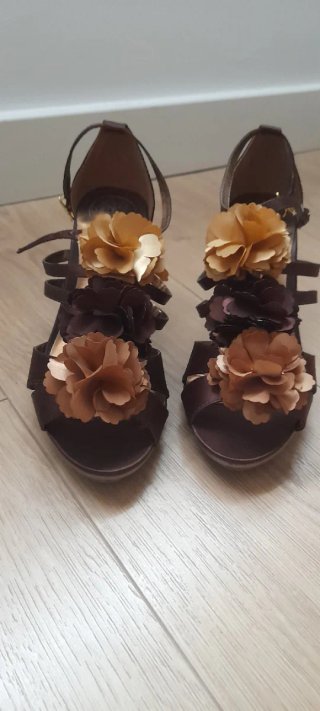 Sandalias de tacón marrones y doradas