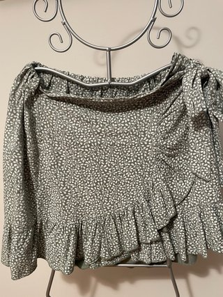 Falda verde con volantes y estampado floral