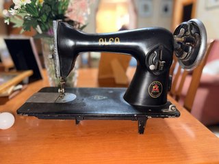 Máquina de coser antigua ALFA