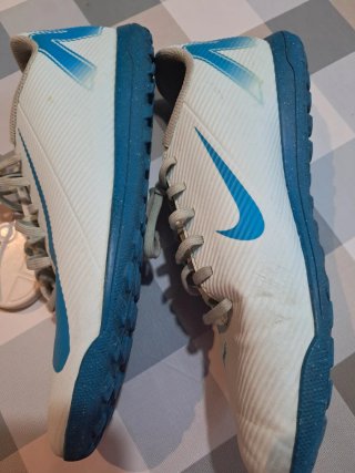 Botas de fútbol Nike blancas y azules