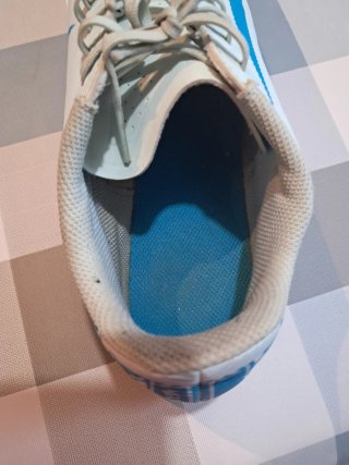 Botas de fútbol Nike blancas y azules