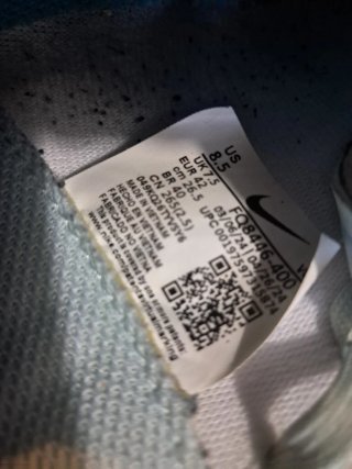 Botas de fútbol Nike blancas y azules
