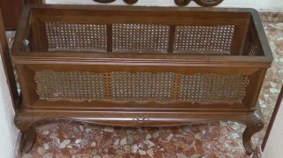Jardinera de madera y ratán