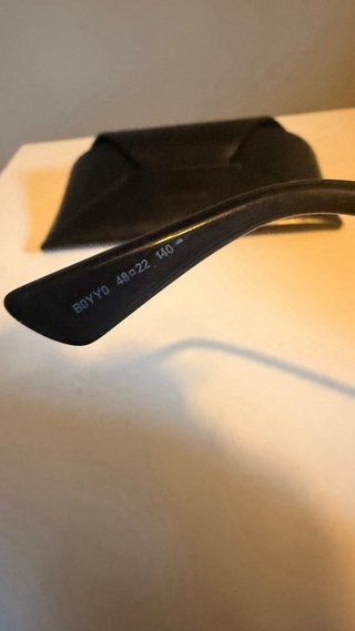 Gafas de sol negras con lentes azules