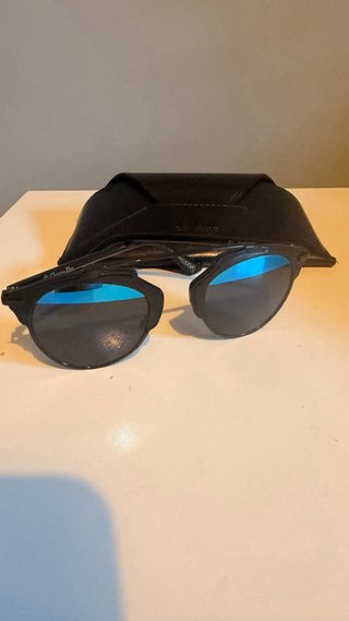 Gafas de sol negras con lentes azules