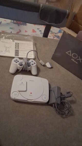 Consola Sony PS one la caja es la misma serie .