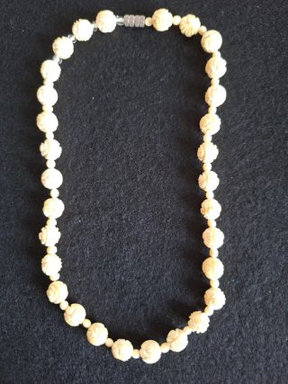 Collar antiguo tallado rosas.Muy bueno