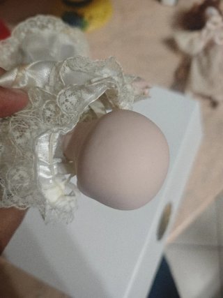Bambola in porcellana con vestito bianco