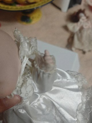 Bambola in porcellana con vestito bianco
