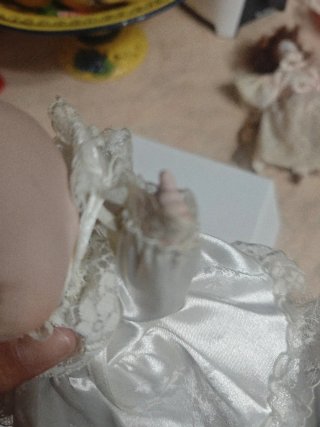 Bambola in porcellana con vestito bianco