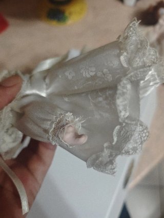 Bambola in porcellana con vestito bianco