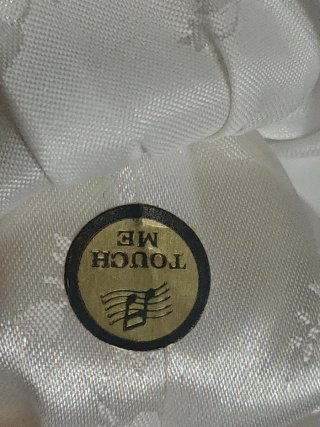 Bambola in porcellana con vestito bianco