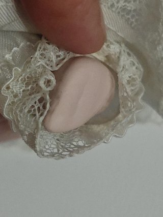 Bambola in porcellana con vestito bianco