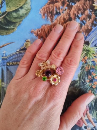 Anillo con piedras moradas y rosas se estira