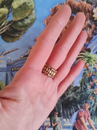 Anillo con piedras moradas y rosas se estira